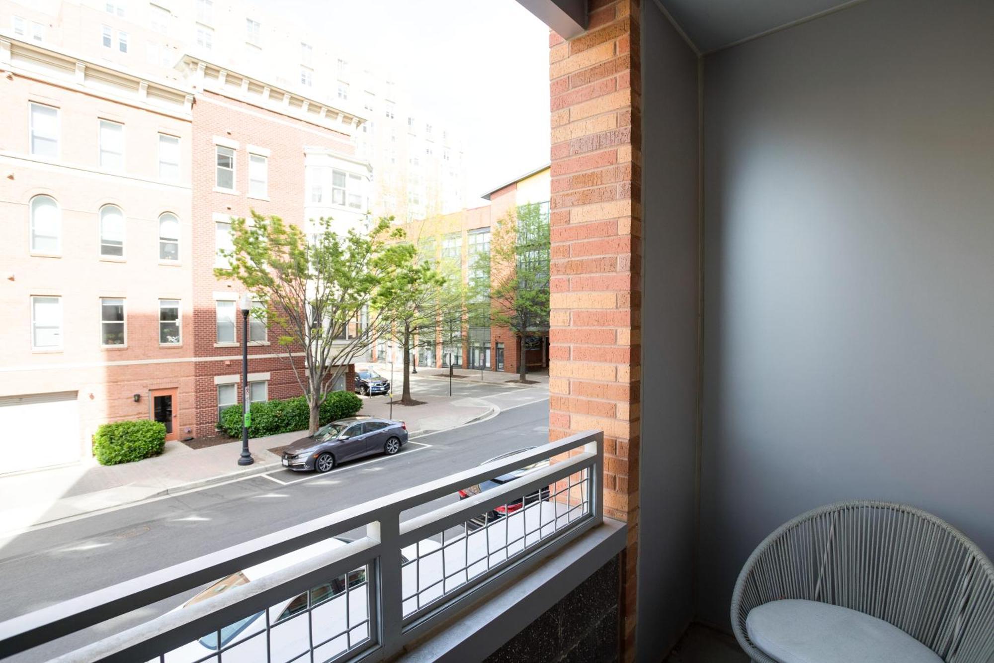Stylish Condo At Clarendon With Rooftop Views Арлингтон Экстерьер фото